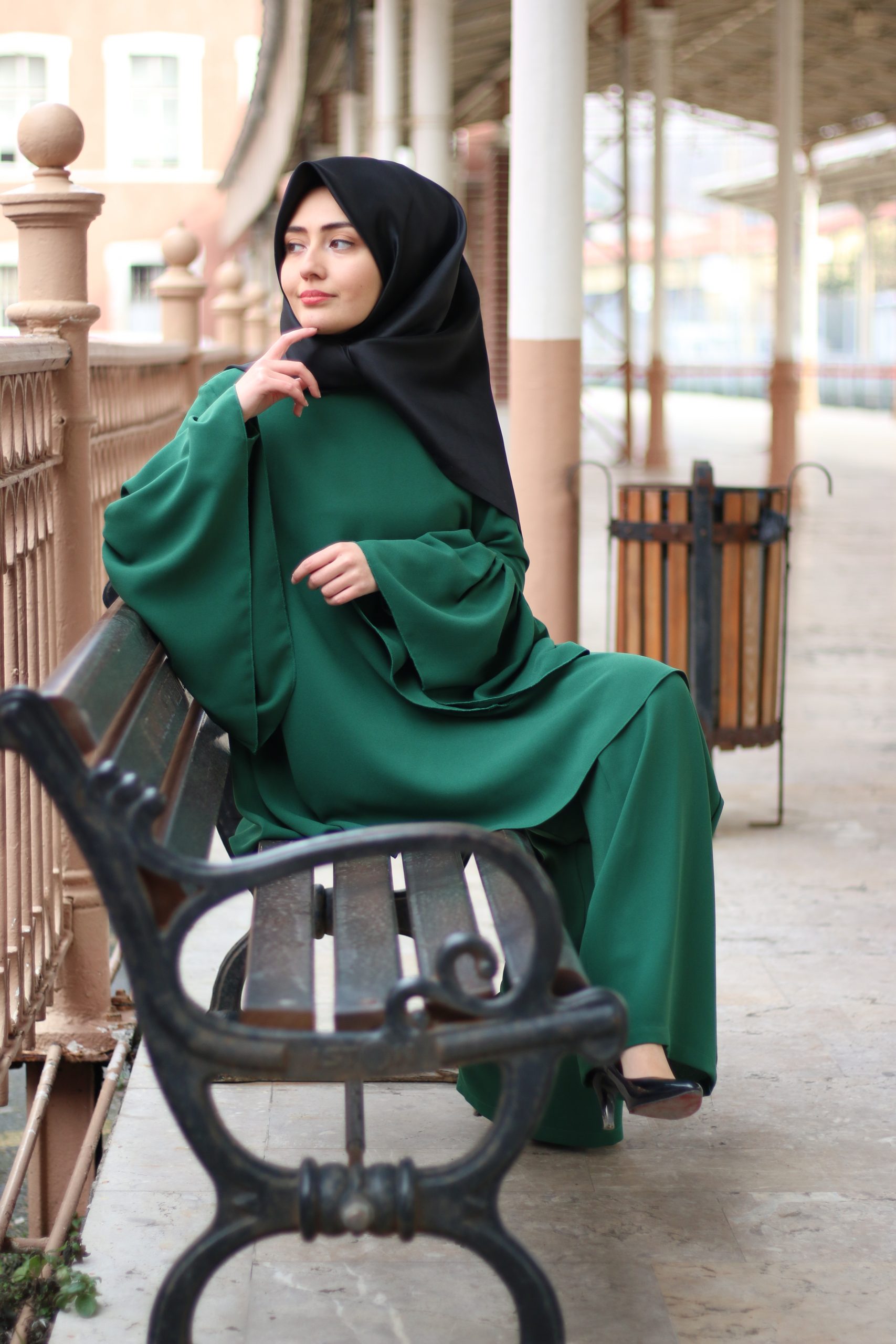 Хиджаб перед кем можно. Платья с накидкой хиджаб. Оверсайз хиджаб. Атласное платье хиджаб. Tesettur.